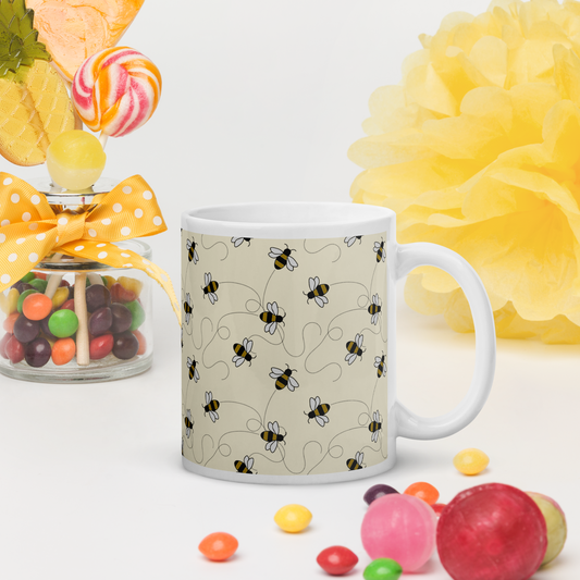Vit blank keramikmugg 11 oz med ett lekfullt binmönster.
White glossy ceramic mug 11 oz with a playful bee pattern.