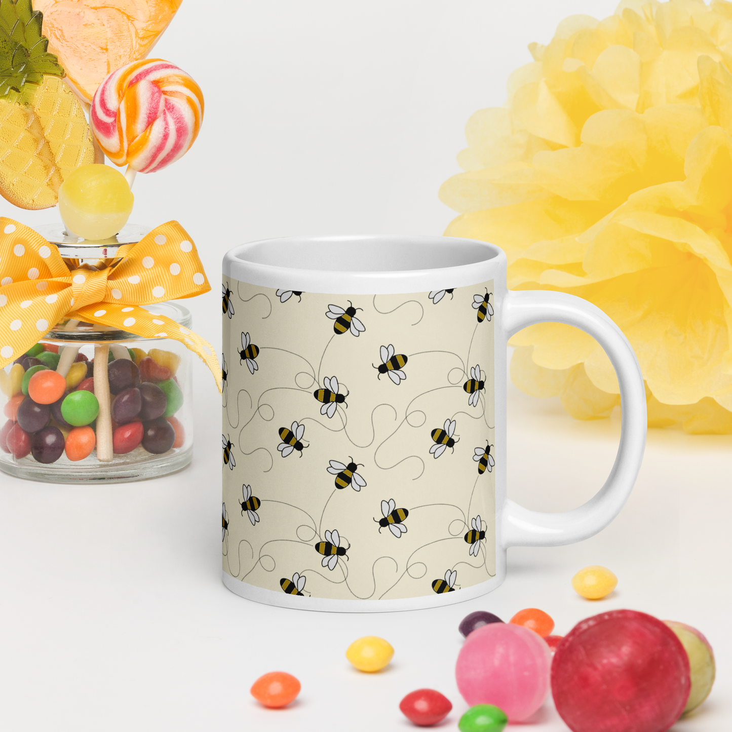 Vit blank keramikmugg 20 oz med ett lekfullt binmönster.
White glossy ceramic mug 20 oz with a playful bee pattern.
