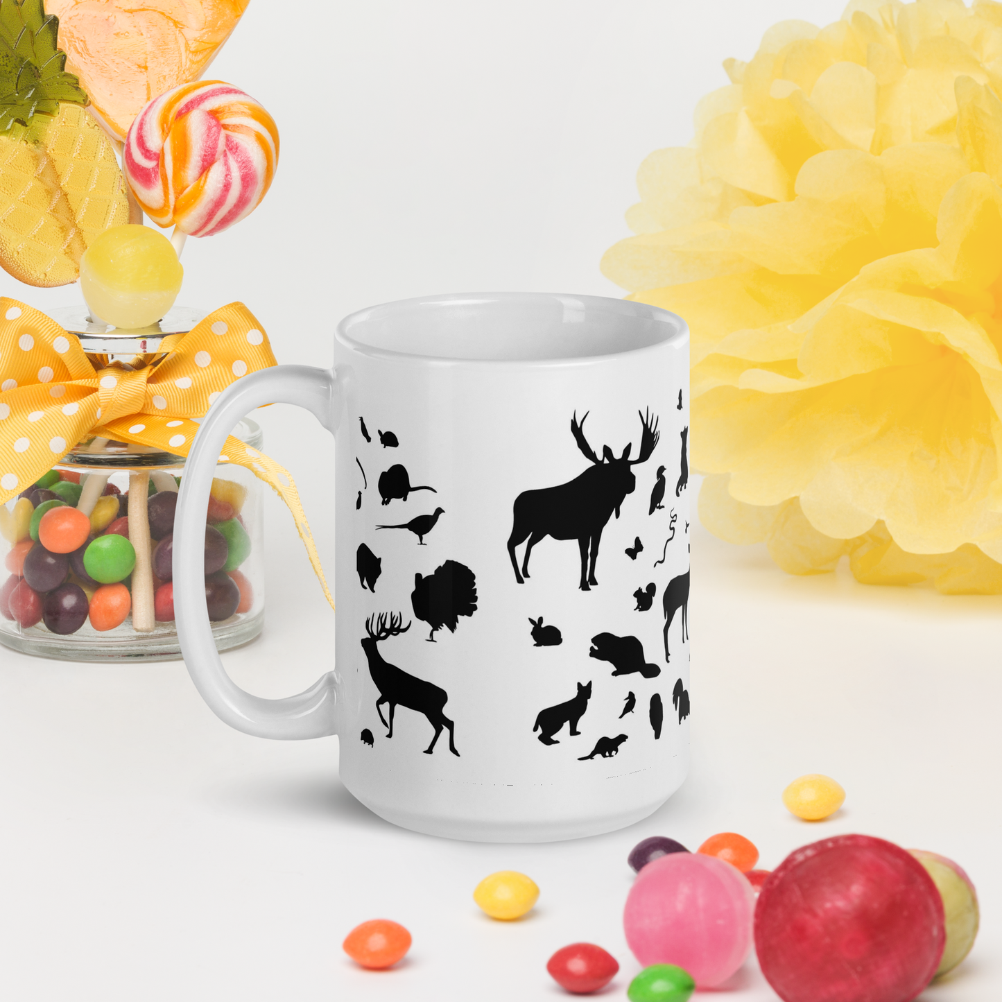 Vit blank keramikmugg 15 oz med svarta djursiluetter.
White glossy ceramic mug 15 oz with black animal silhouettes.