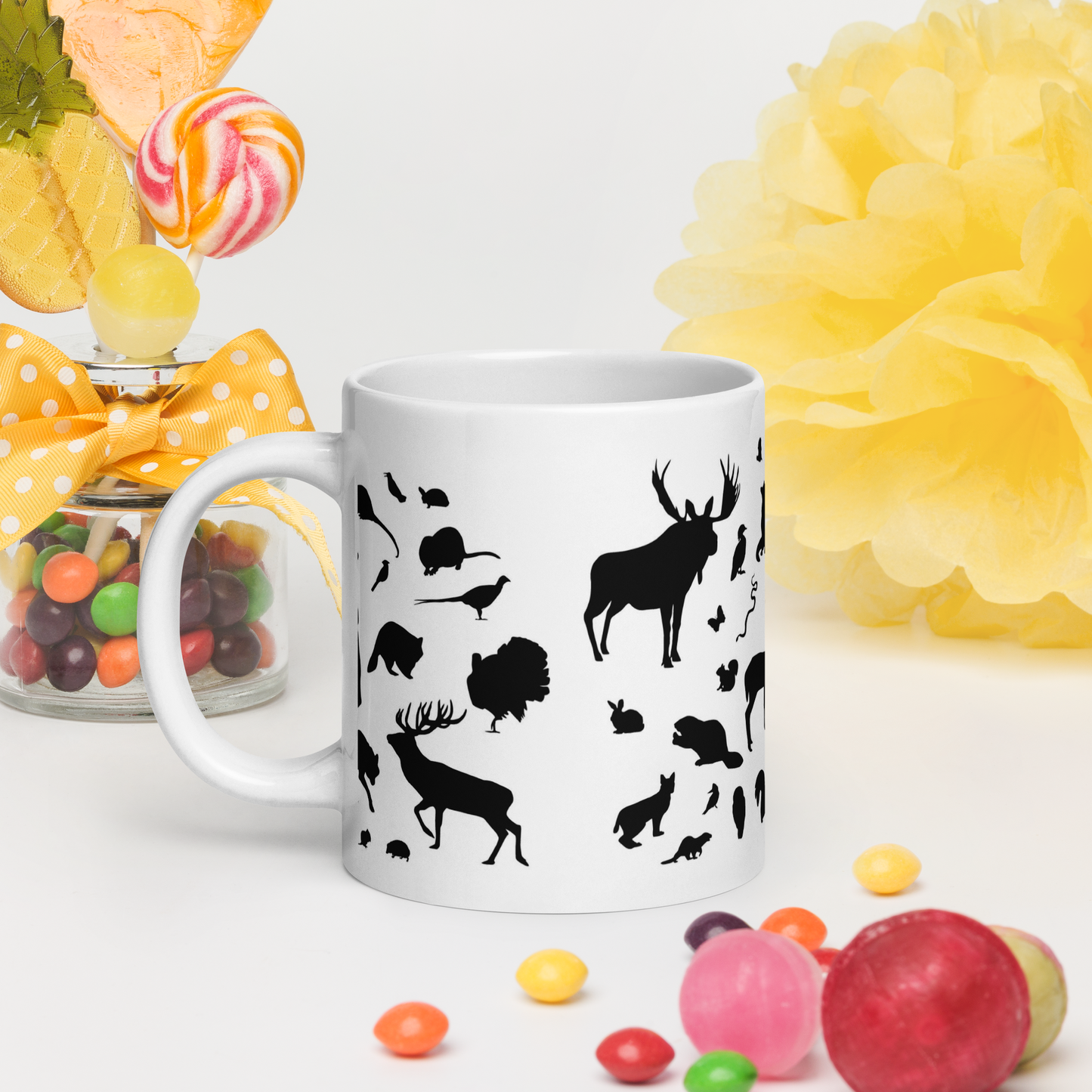 Vit blank keramikmugg 20 oz med svarta djursiluetter.
White glossy ceramic mug 20 oz with black animal silhouettes.