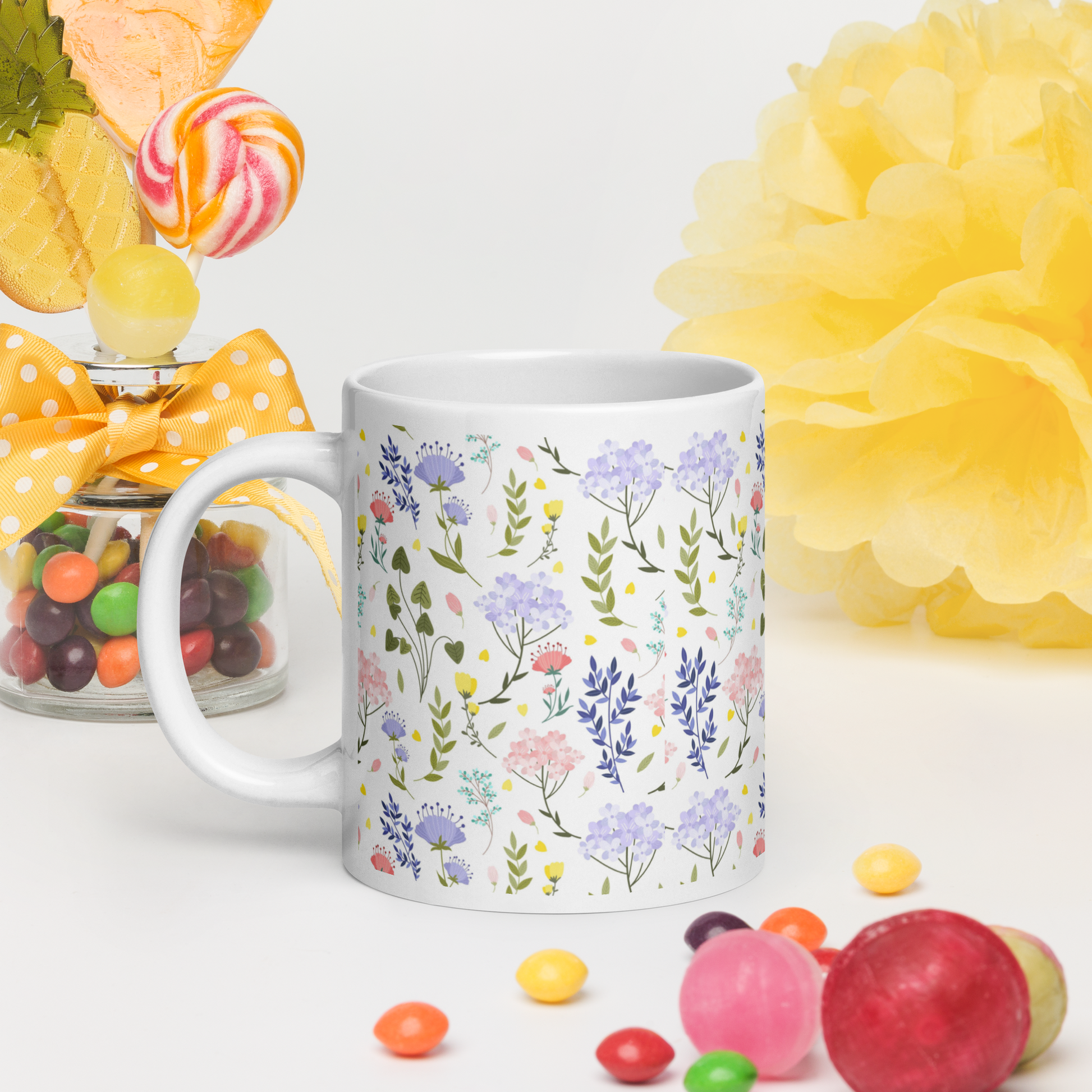 Vit keramikmugg 20 oz med färgglatt blommönster.
White ceramic mug 20 oz with a colorful floral pattern.