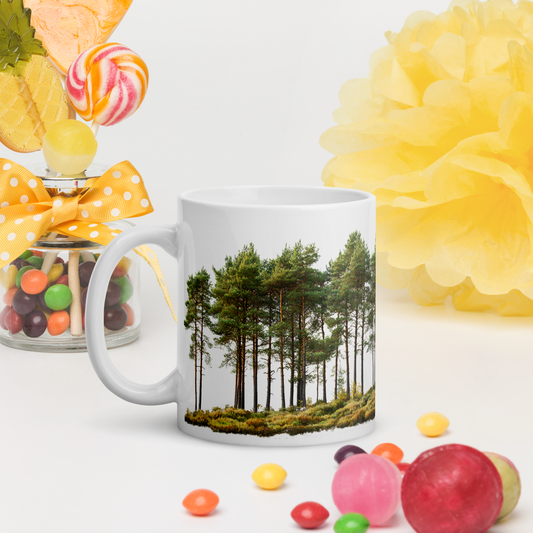 Vit blank keramikmugg 11 oz med tallskogsmotiv i mörkgrönt.
White glossy ceramic mug 11 oz with a dark green pine forest design.