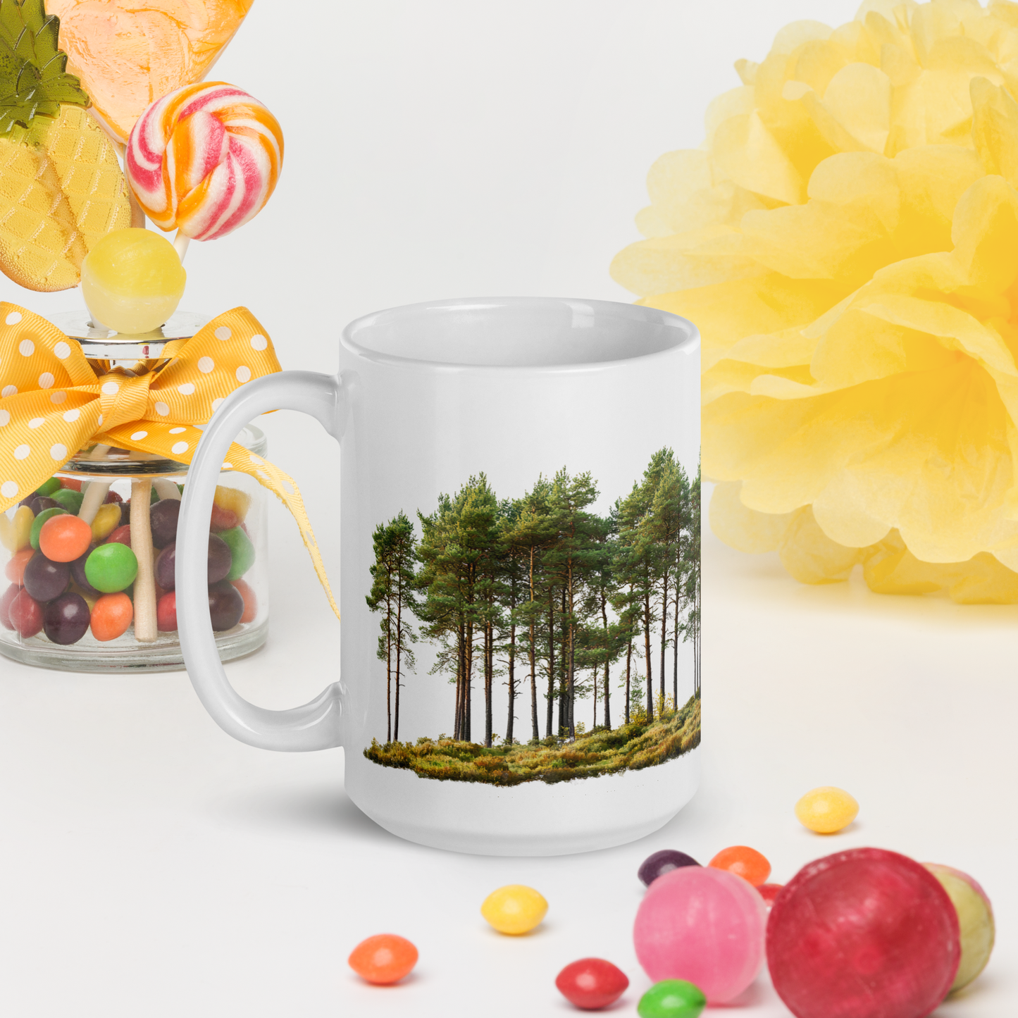 Vit blank keramikmugg 15 oz med tallskogsmotiv i mörkgrönt.
White glossy ceramic mug 15 oz with a dark green pine forest design.