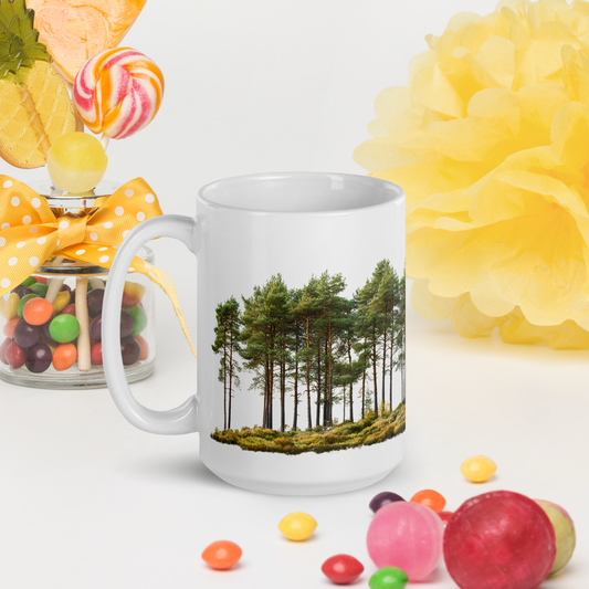 Vit blank keramikmugg 15 oz med tallskogsmotiv i mörkgrönt.
White glossy ceramic mug 15 oz with a dark green pine forest design.