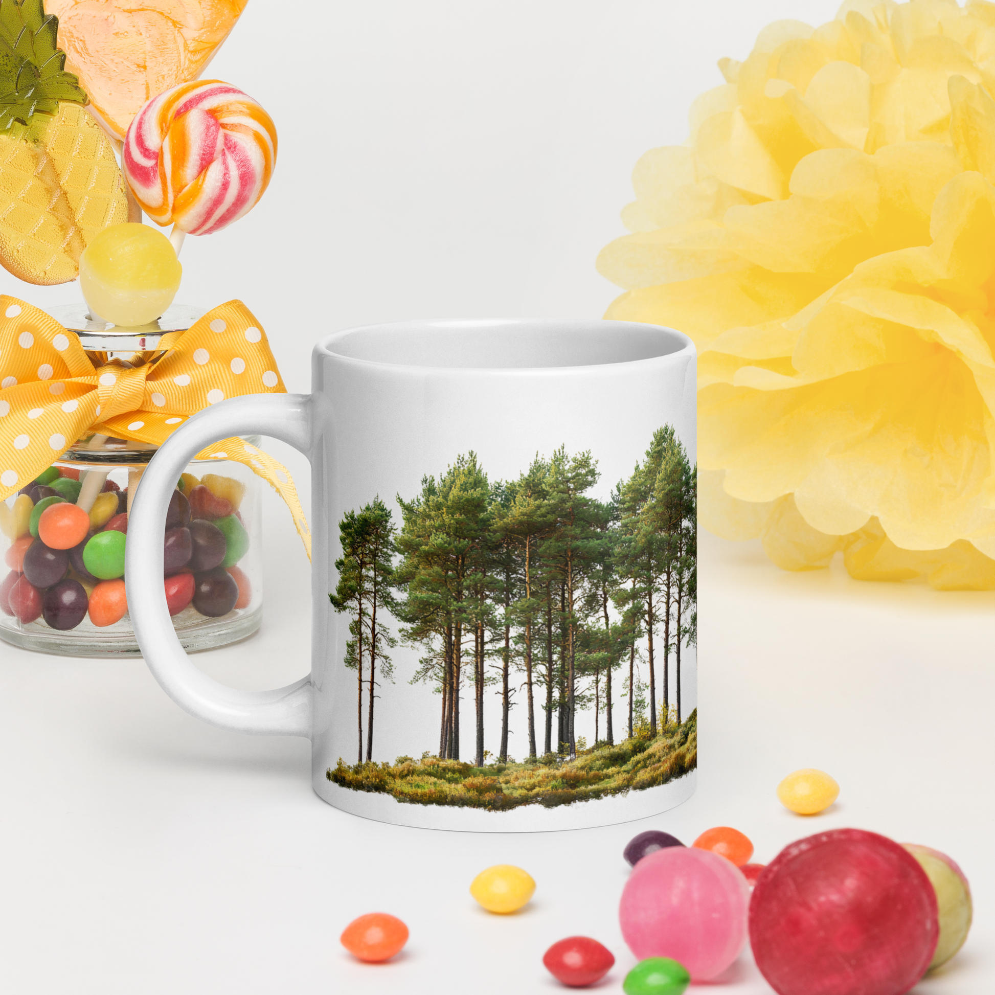 Vit blank keramikmugg 20 oz med tallskogsmotiv i mörkgrönt.
White glossy ceramic mug 20 oz with a dark green pine forest design.