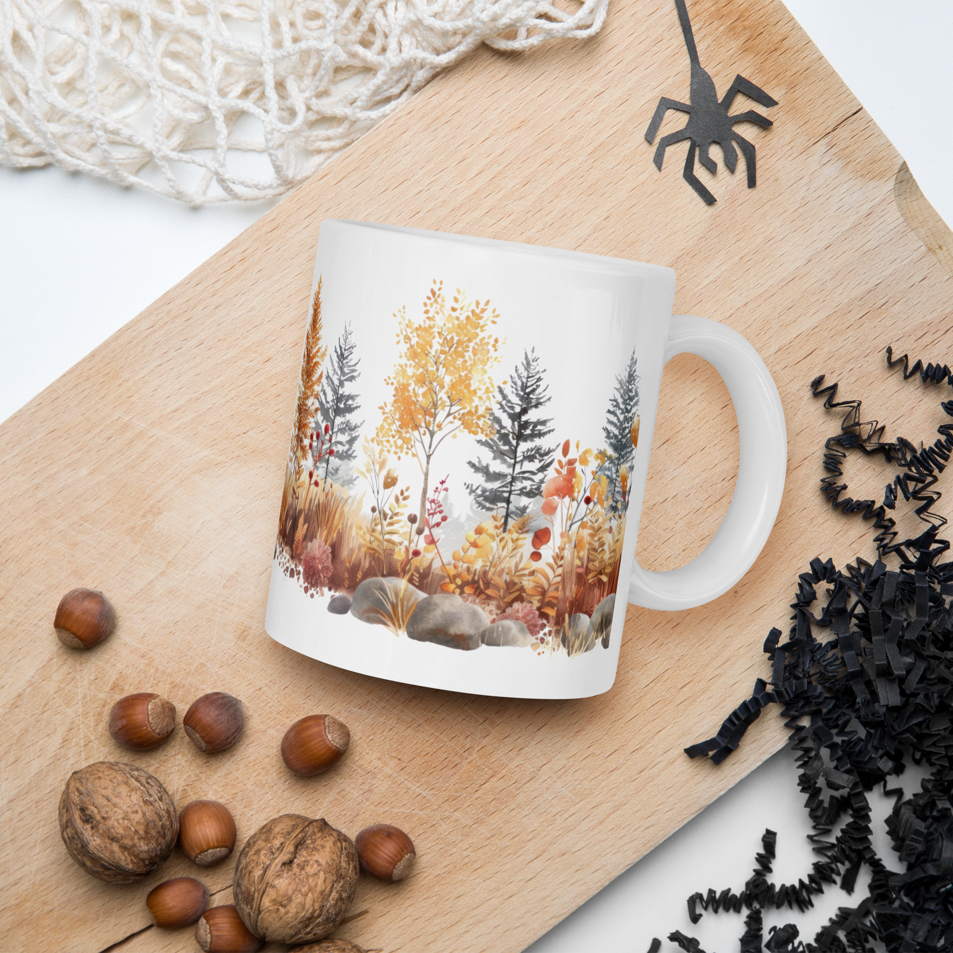 Vit mugg med höstskogmotiv i orange, rött och grönt – keramikmugg med naturinspirerad design.