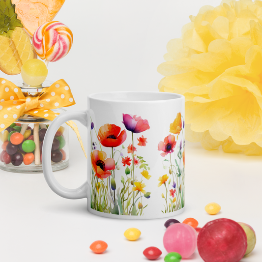 Vit blank keramikmugg 11 oz med livfulla akvarellvallmo och ängsblommor runt om, fotograferad i en färgglad och dekorativ miljö.
White glossy ceramic mug 11 oz with vibrant watercolor poppies and wildflowers printed all around, shown in a bright, decorative setting.