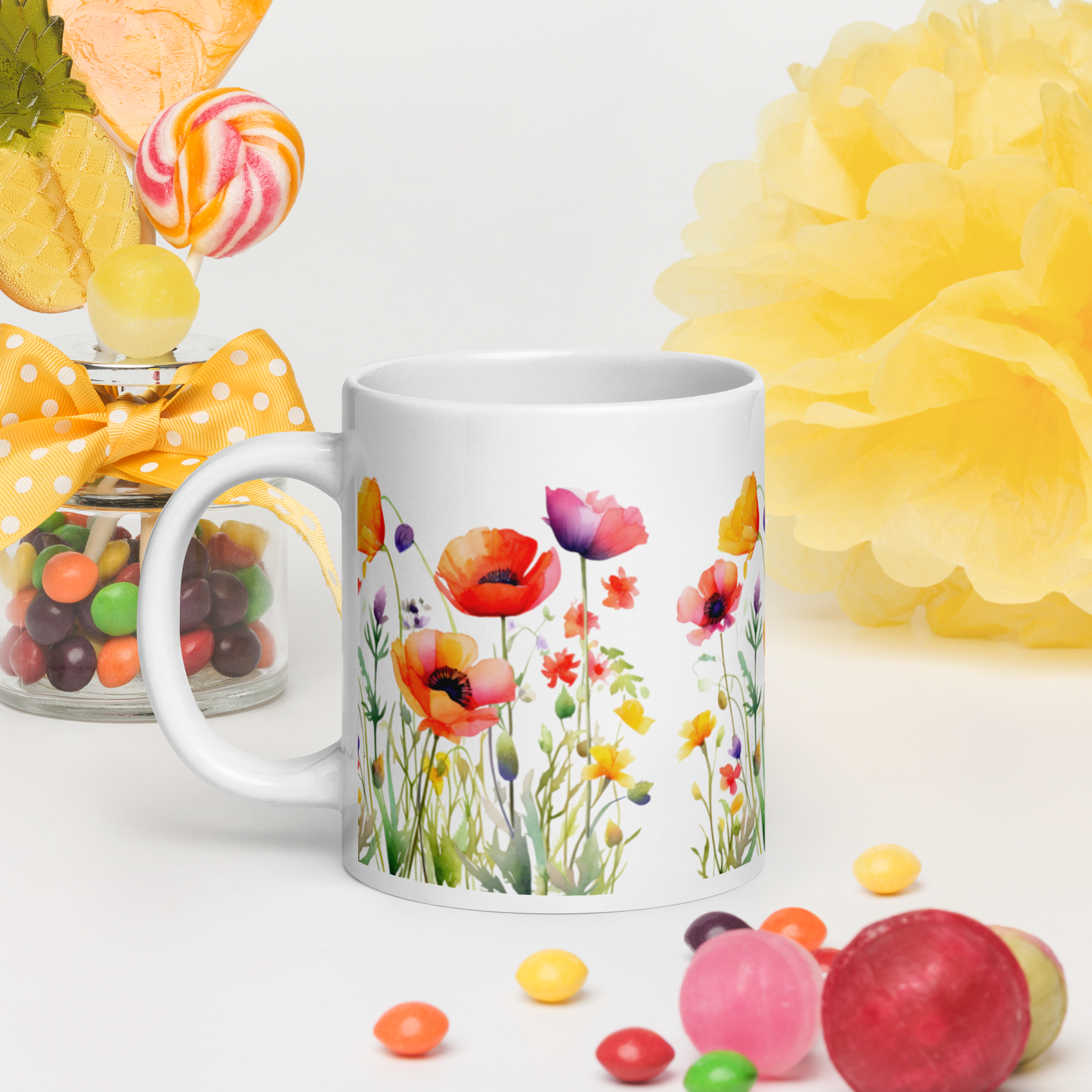Vit blank keramikmugg 20 oz med livfulla akvarellvallmo och ängsblommor runt om, fotograferad i en färgglad och dekorativ miljö.
White glossy ceramic mug 20 oz with vibrant watercolor poppies and wildflowers printed all around, shown in a bright, decorative setting.