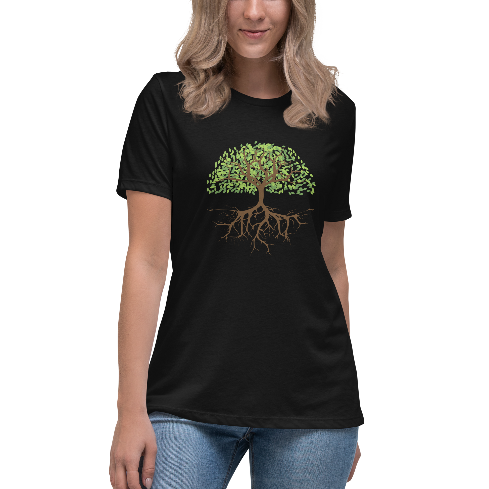 Women's relaxed fit t-shirt in black featuring a hand-drawn tree with green leaves and detailed roots.
Avslappnad dam-t-shirt i svart med ett handritat träd med gröna löv och detaljerade rötter.