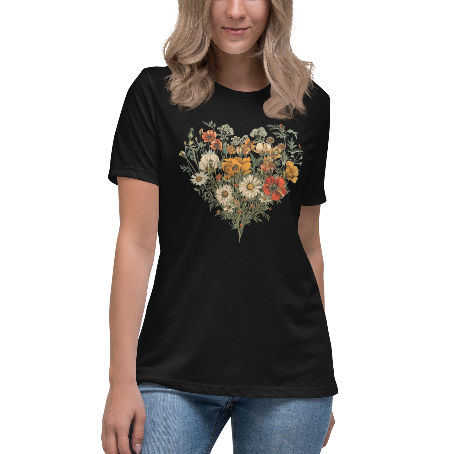 Avslappnad dam-t-shirt i svart färg med handritade vildblommor formade som ett hjärta.
Women's relaxed fit black t-shirt with hand-drawn wildflowers arranged in a heart shape.