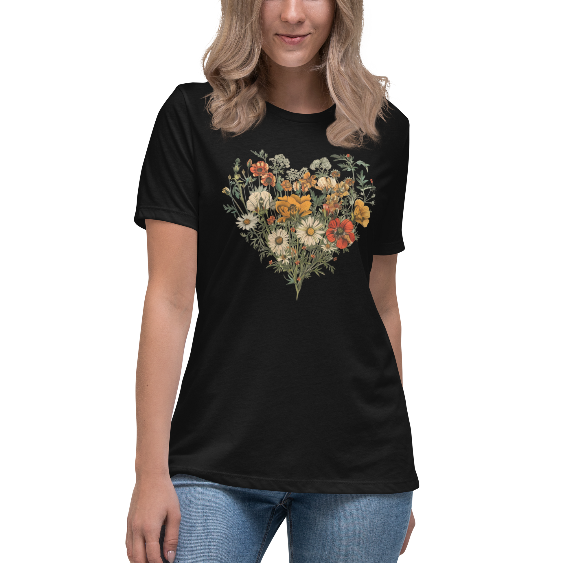 Avslappnad dam-t-shirt i svart färg med handritade vildblommor formade som ett hjärta.
Women's relaxed fit black t-shirt with hand-drawn wildflowers arranged in a heart shape.
