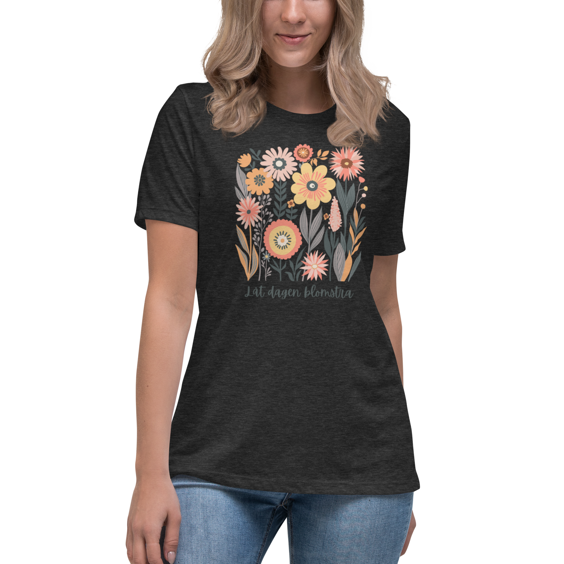 Women's relaxed fit dark grey heather t-shirt with hand-drawn colorful flowers and the Swedish phrase "Låt dagen blomstra" beneath.
Mörkgråmelerad avslappnad dam-t-shirt med handritade färgglada blommor och den svenska texten 'Låt dagen blomstra' under motivet.