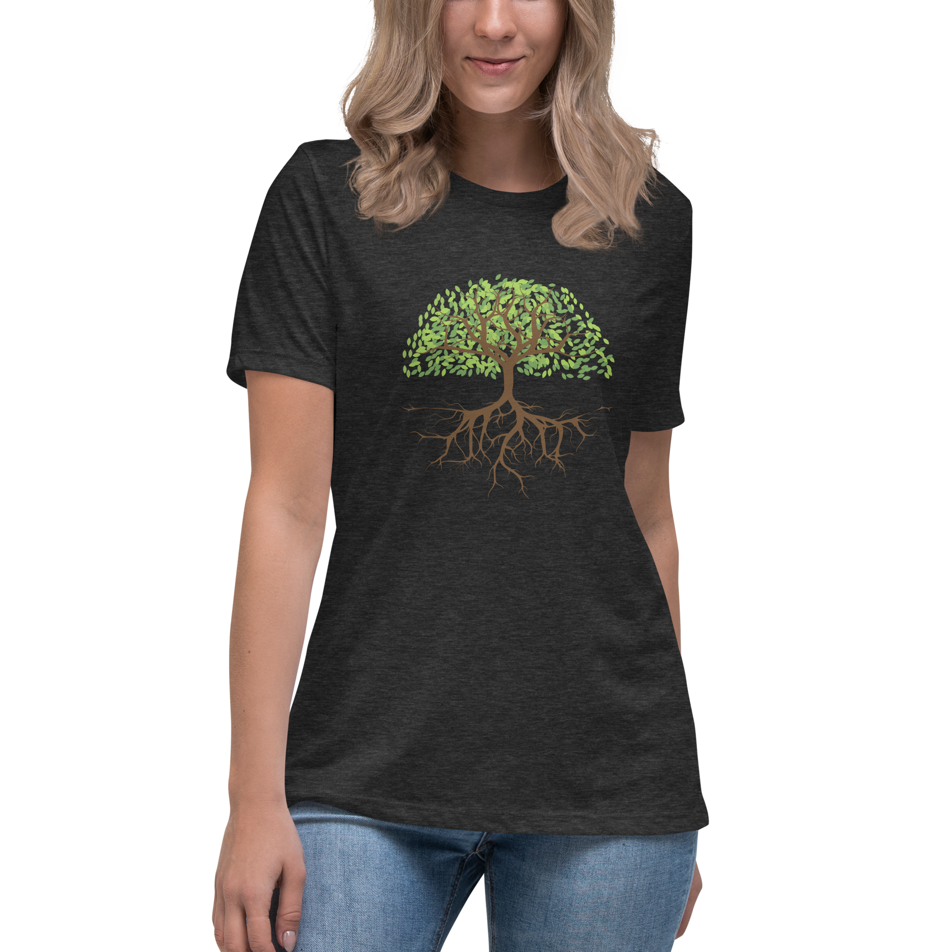 Women's relaxed fit t-shirt in dark grey heather featuring a hand-drawn tree with green leaves and detailed roots.
Avslappnad dam-t-shirt i mörkgråmelerad med ett handritat träd med gröna löv och detaljerade rötter..