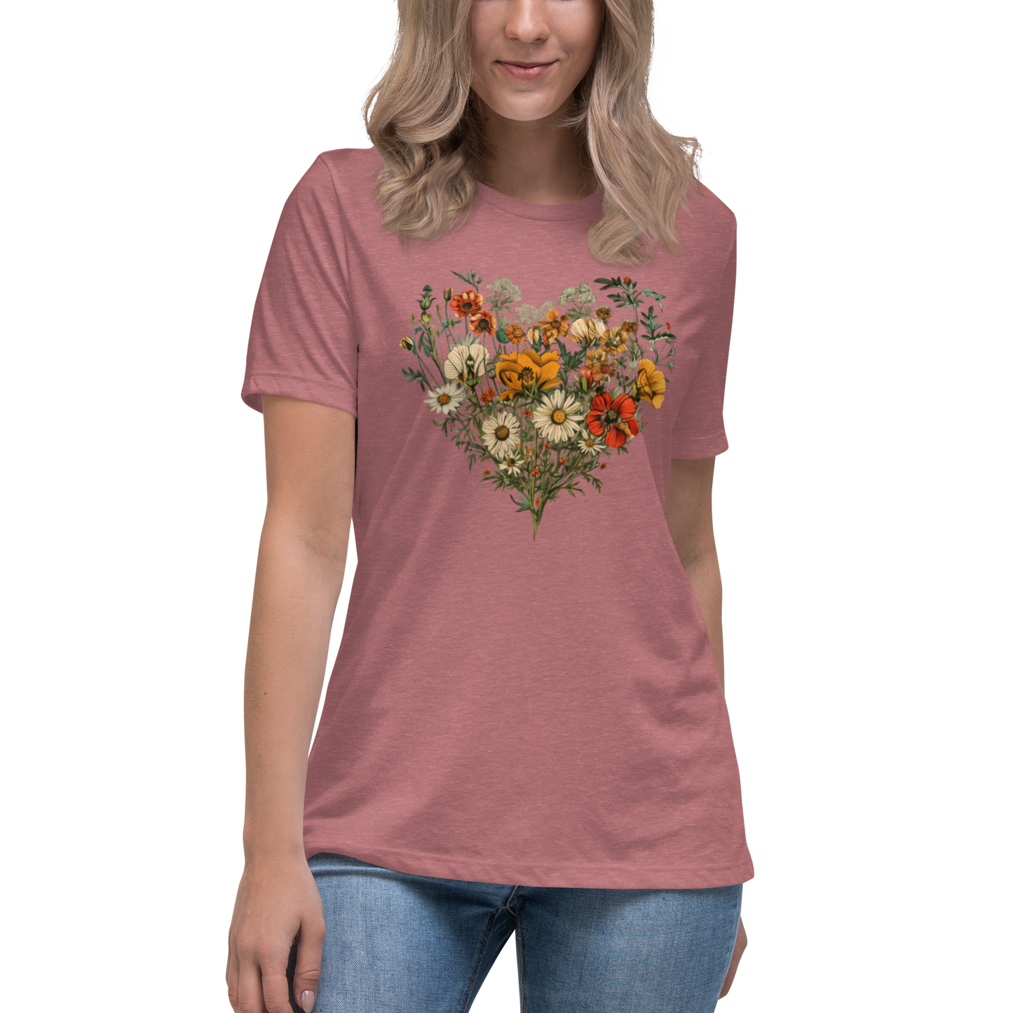 Avslappnad dam-t-shirt i ljungmelerad färg med handritade vildblommor formade som ett hjärta.
Women's relaxed fit heather mavue t-shirt with hand-drawn wildflowers arranged in a heart shape.