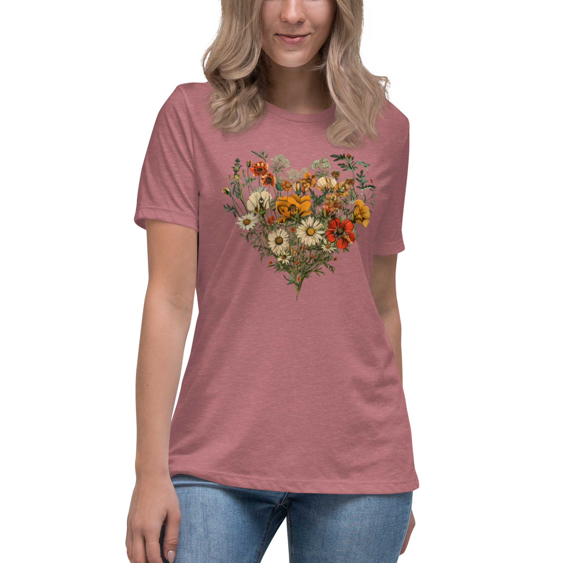 Avslappnad dam-t-shirt i ljungmelerad färg med handritade vildblommor formade som ett hjärta.
Women's relaxed fit heather mavue t-shirt with hand-drawn wildflowers arranged in a heart shape.
