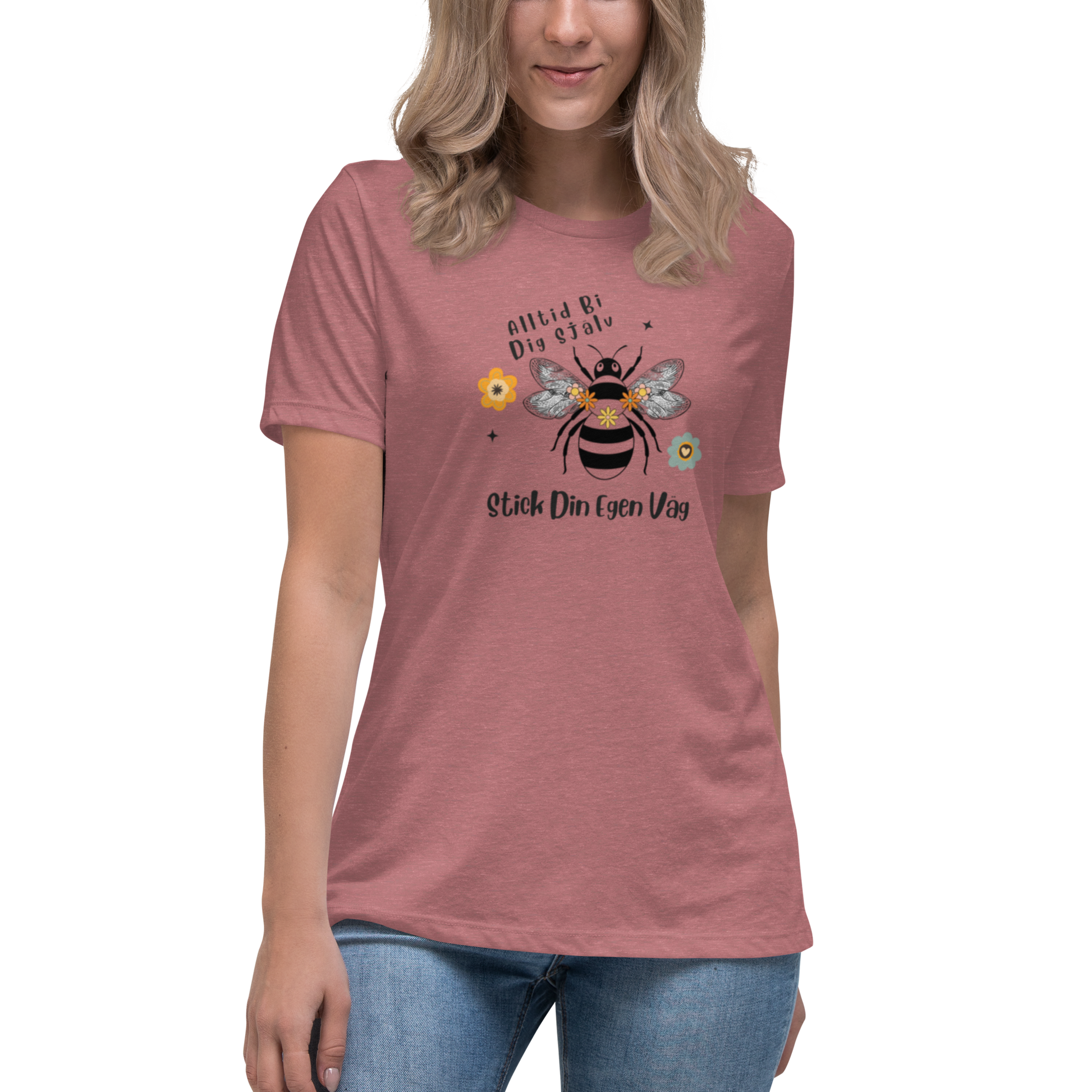 Ljungmelerad avslappnad t-shirt med en handritad bi och texten "Alltid Bi Dig Själv – Stick Din Egen Väg".
Heather mavue relaxed t-shirt with a hand-drawn bee and the text "Always Bee Yourself – Go Your Own Way".