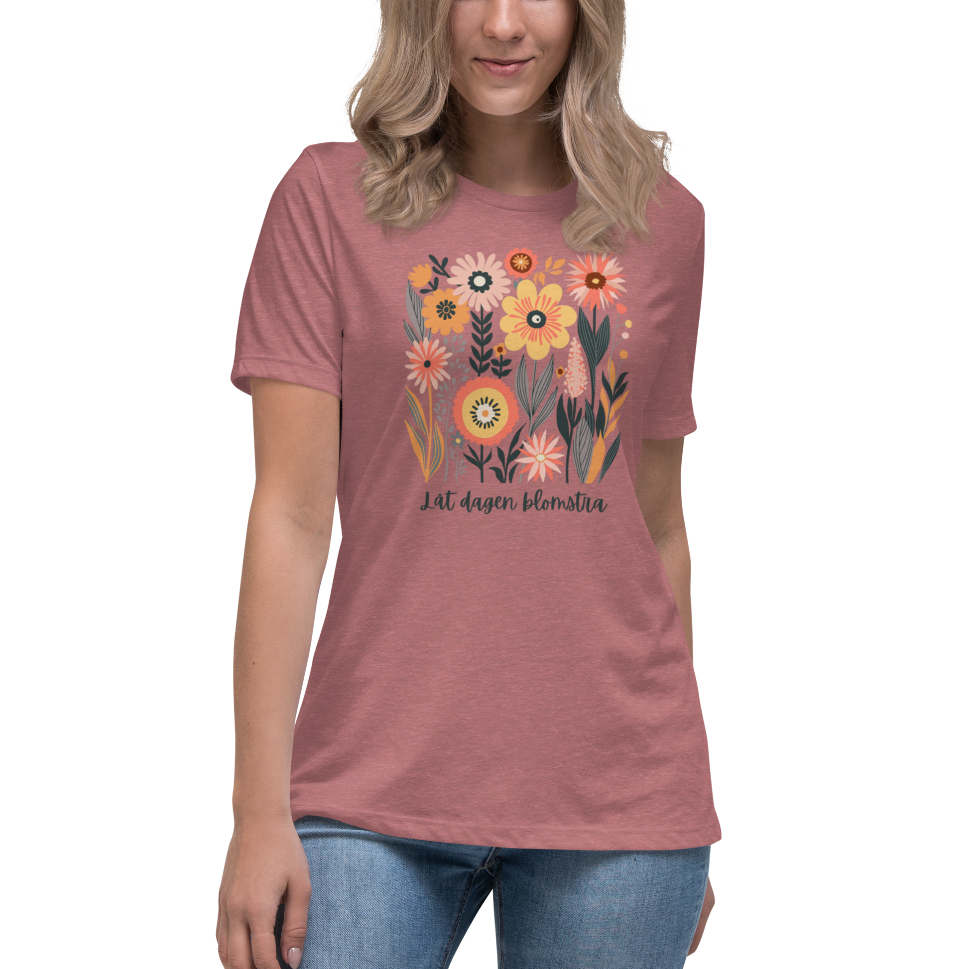 Women's relaxed fit heather mavue t-shirt with hand-drawn colorful flowers and the Swedish phrase "Låt dagen blomstra" beneath.
Ljungmelerad avslappnad dam-t-shirt med handritade färgglada blommor och den svenska texten 'Låt dagen blomstra' under motivet.