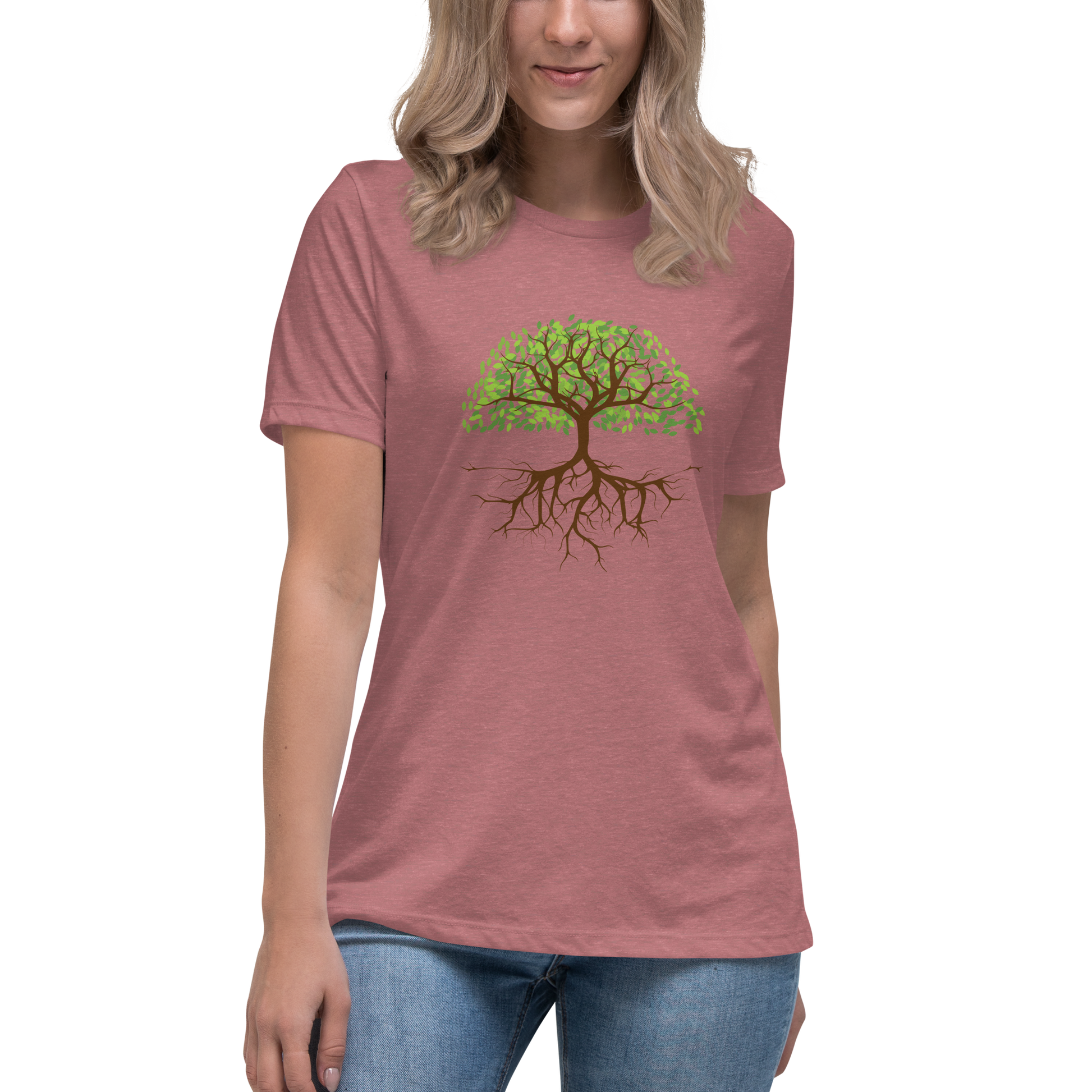 Women's relaxed fit t-shirt in heather mavue featuring a hand-drawn tree with green leaves and detailed roots.
Avslappnad dam-t-shirt i ljungmelerad med ett handritat träd med gröna löv och detaljerade rötter..