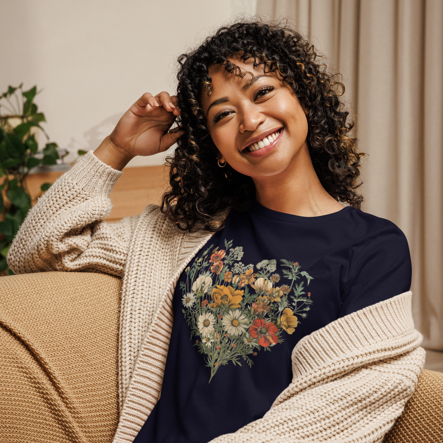 Avslappnad T-shirt för Kvinnor – Hjärta av Vildblommor