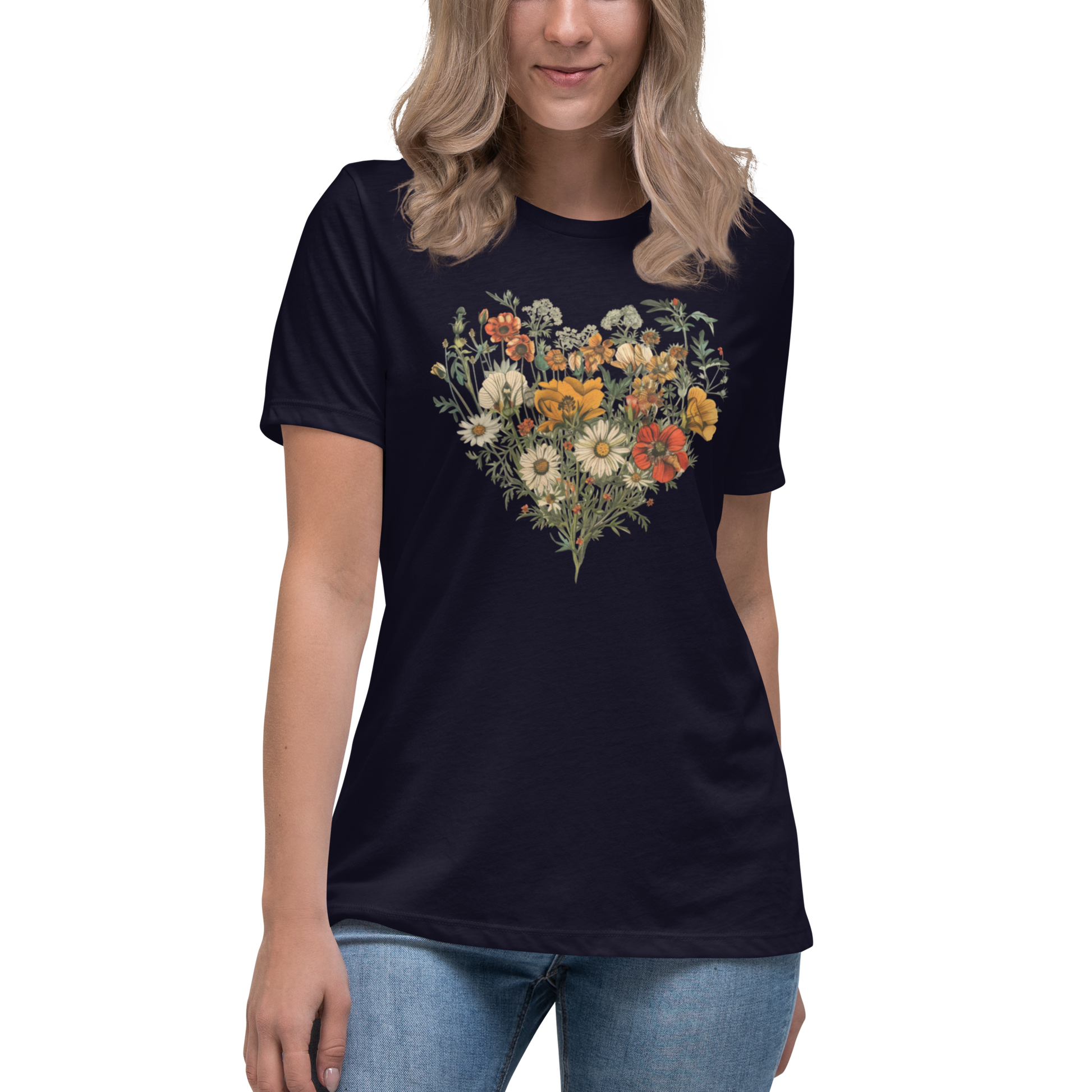 Avslappnad dam-t-shirt i marinblå färg med handritade vildblommor formade som ett hjärta.
Women's relaxed fit navy t-shirt with hand-drawn wildflowers arranged in a heart shape.