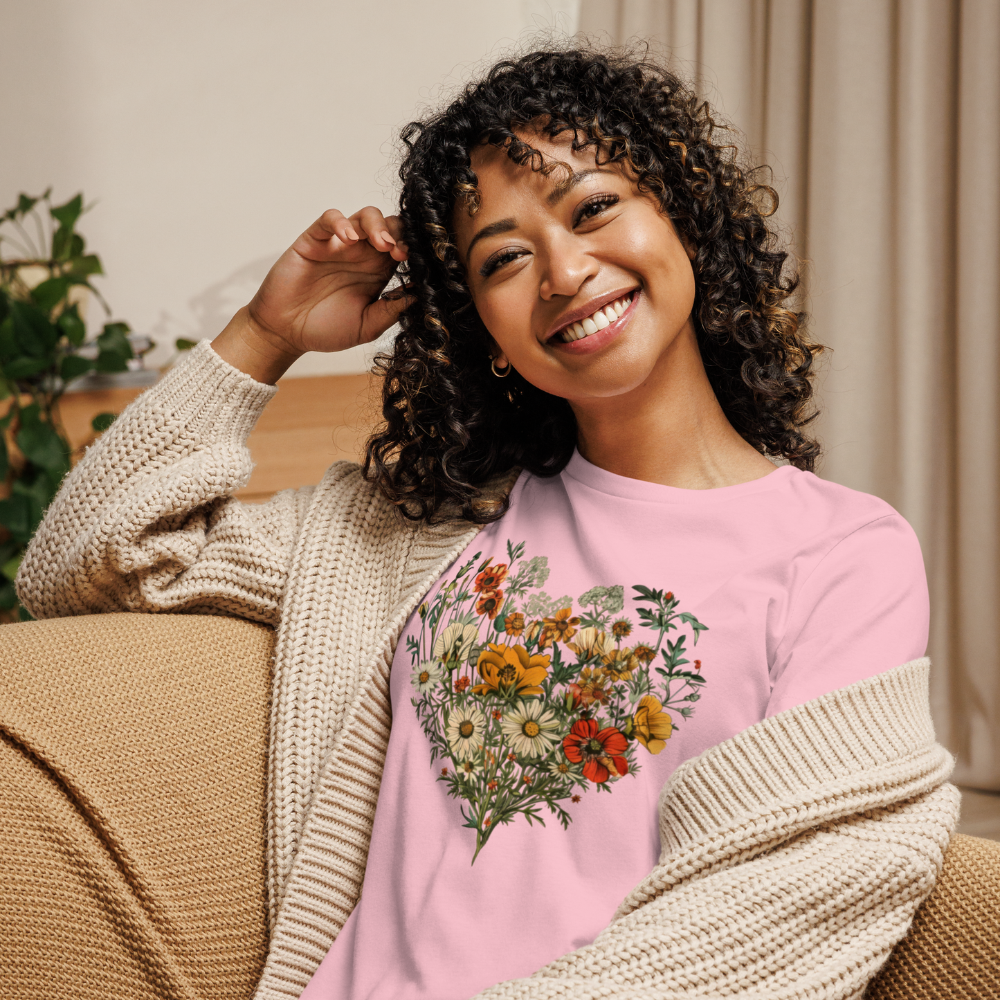 Avslappnad T-shirt för Kvinnor – Hjärta av Vildblommor