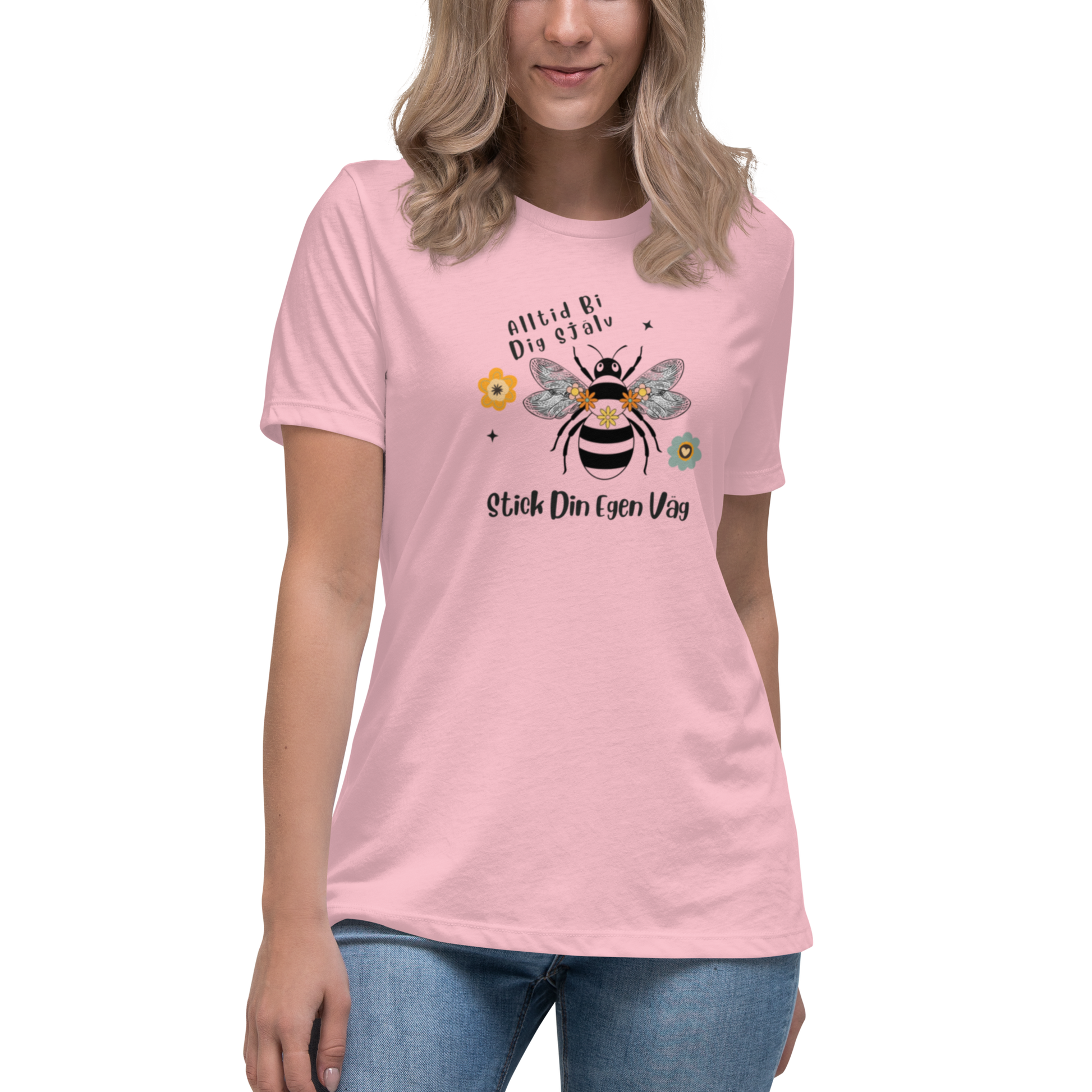 Rosa avslappnad t-shirt med en handritad bi och texten "Alltid Bi Dig Själv – Stick Din Egen Väg".
Pink relaxed t-shirt with a hand-drawn bee and the text "Always Bee Yourself – Go Your Own Way".