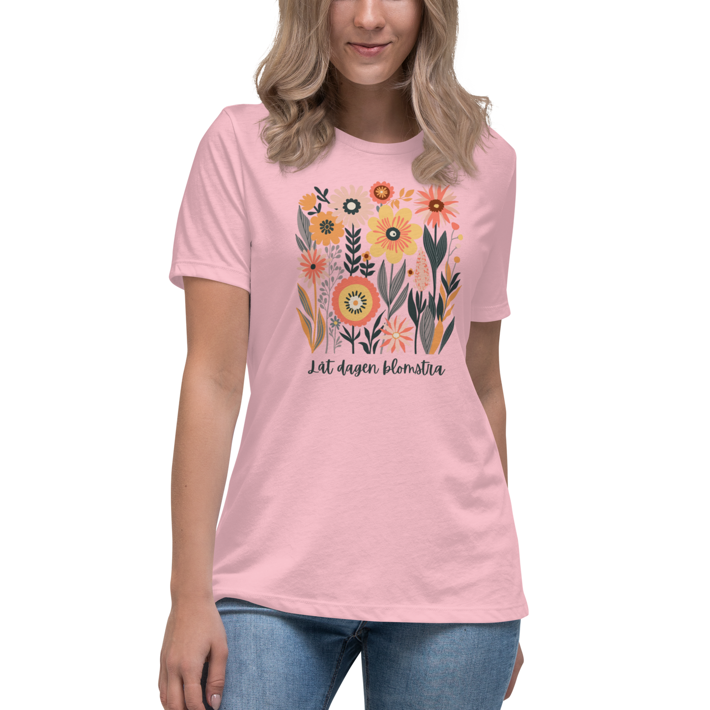 Women's relaxed fit pink t-shirt with hand-drawn colorful flowers and the Swedish phrase "Låt dagen blomstra" beneath.
Rosa avslappnad dam-t-shirt med handritade färgglada blommor och den svenska texten 'Låt dagen blomstra' under motivet.