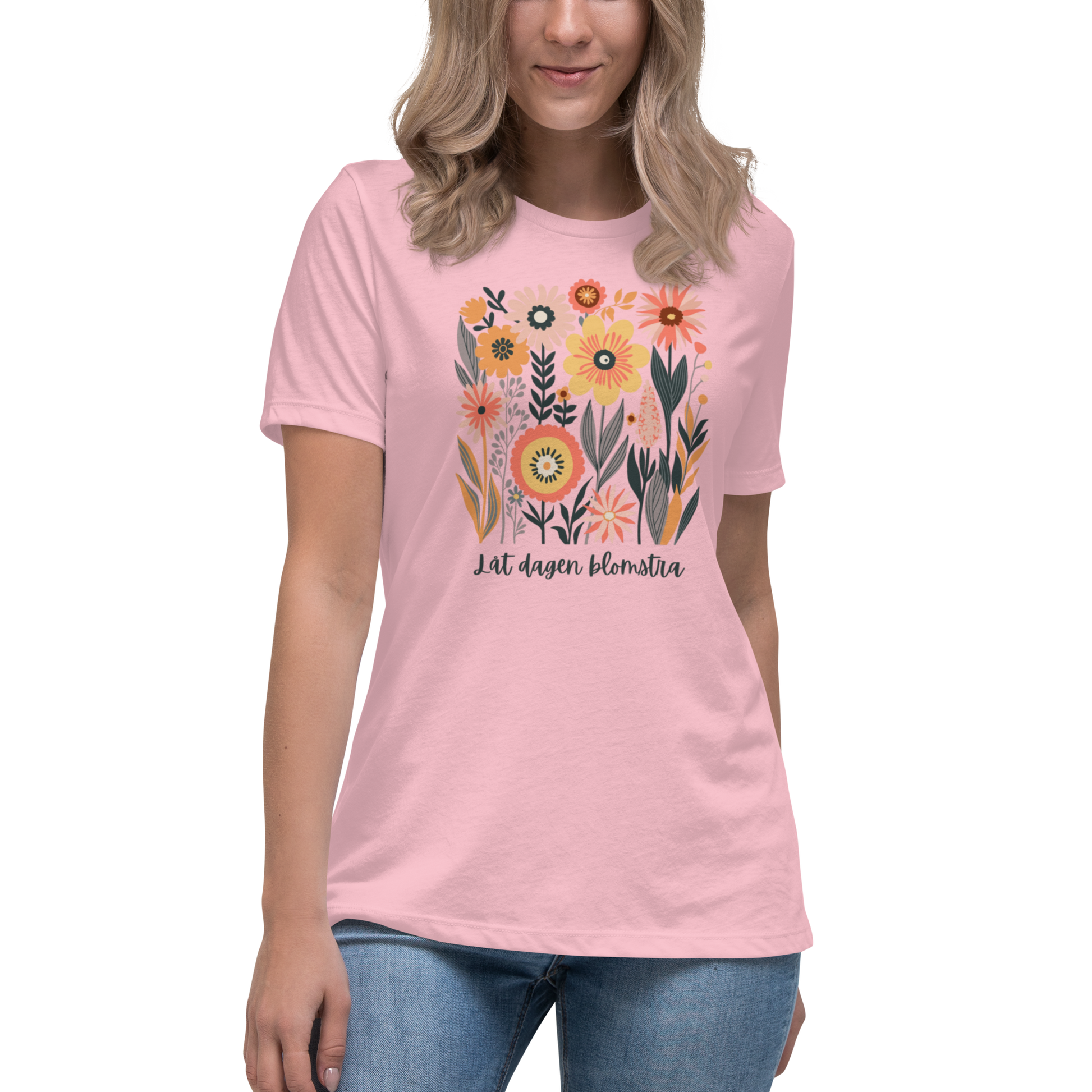 Women's relaxed fit pink t-shirt with hand-drawn colorful flowers and the Swedish phrase "Låt dagen blomstra" beneath.
Rosa avslappnad dam-t-shirt med handritade färgglada blommor och den svenska texten 'Låt dagen blomstra' under motivet.
