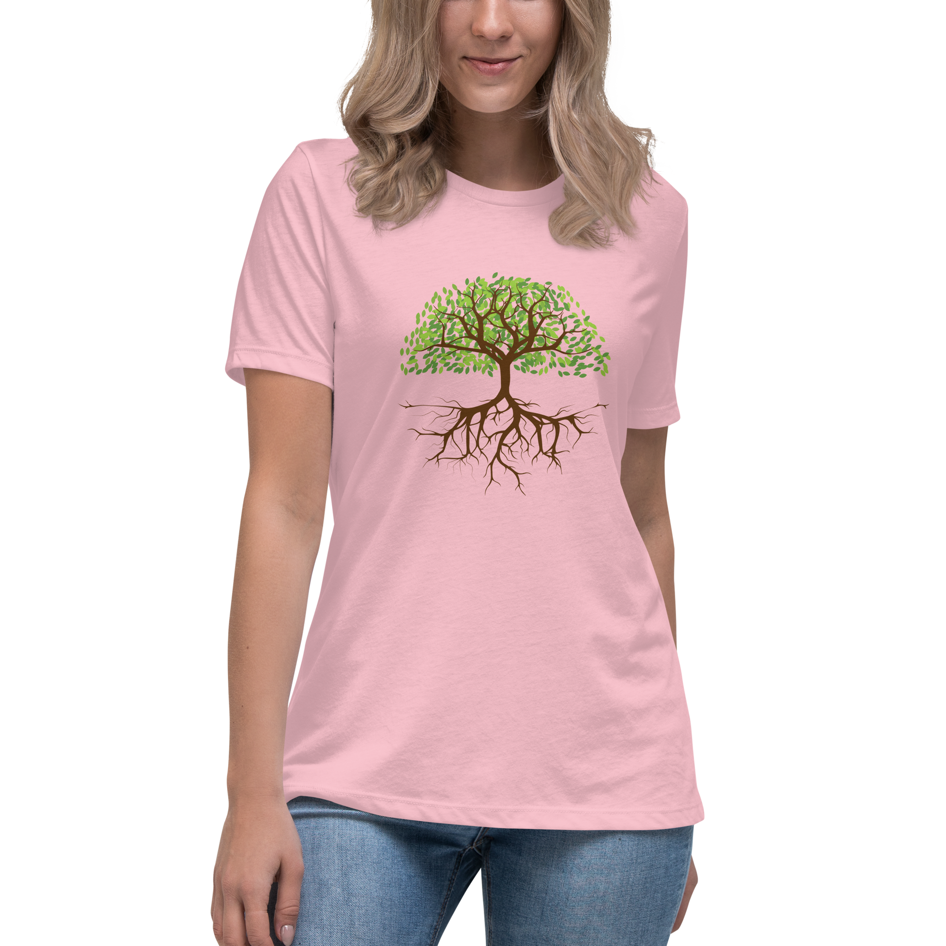 Women's relaxed fit t-shirt in pink featuring a hand-drawn tree with green leaves and detailed roots.
Avslappnad dam-t-shirt i rosa med ett handritat träd med gröna löv och detaljerade rötter..