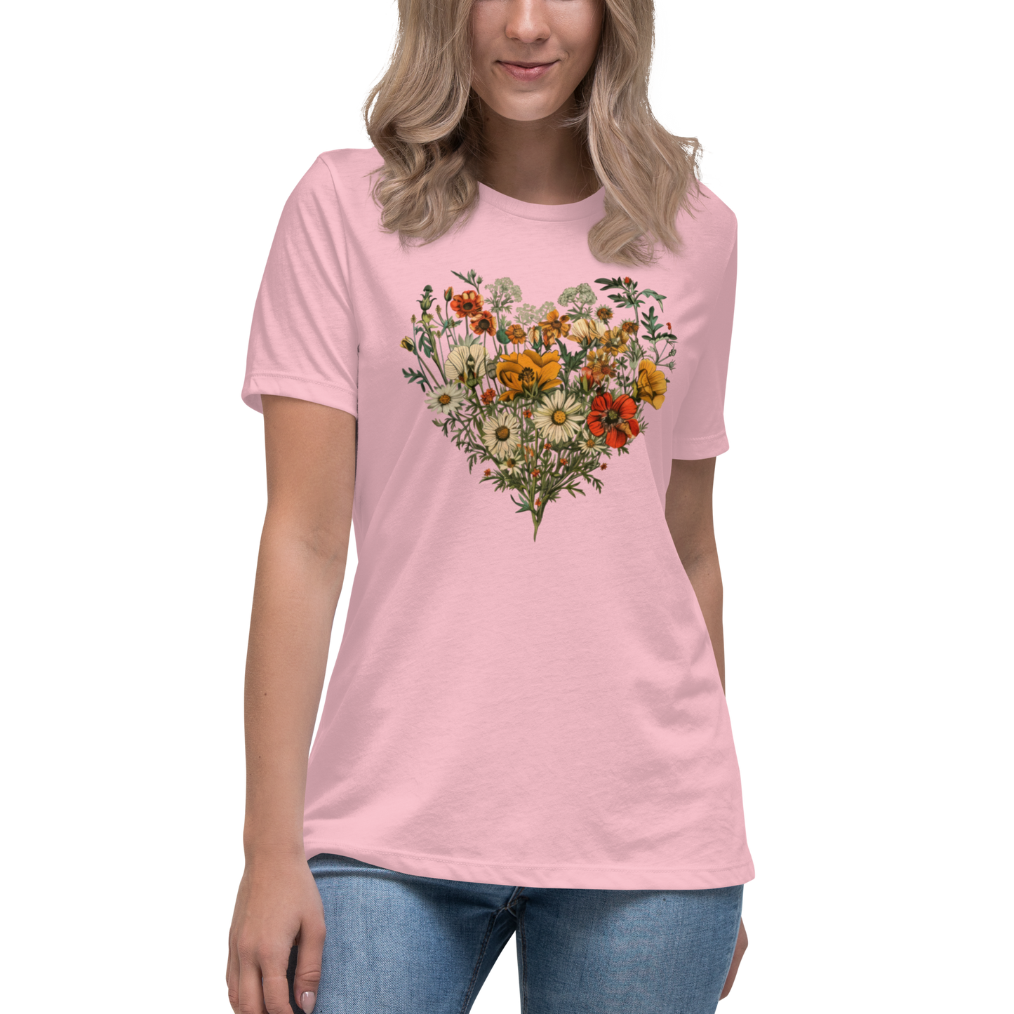 Avslappnad dam-t-shirt i rosa färg med handritade vildblommor formade som ett hjärta.
Women's relaxed fit pink t-shirt with hand-drawn wildflowers arranged in a heart shape.