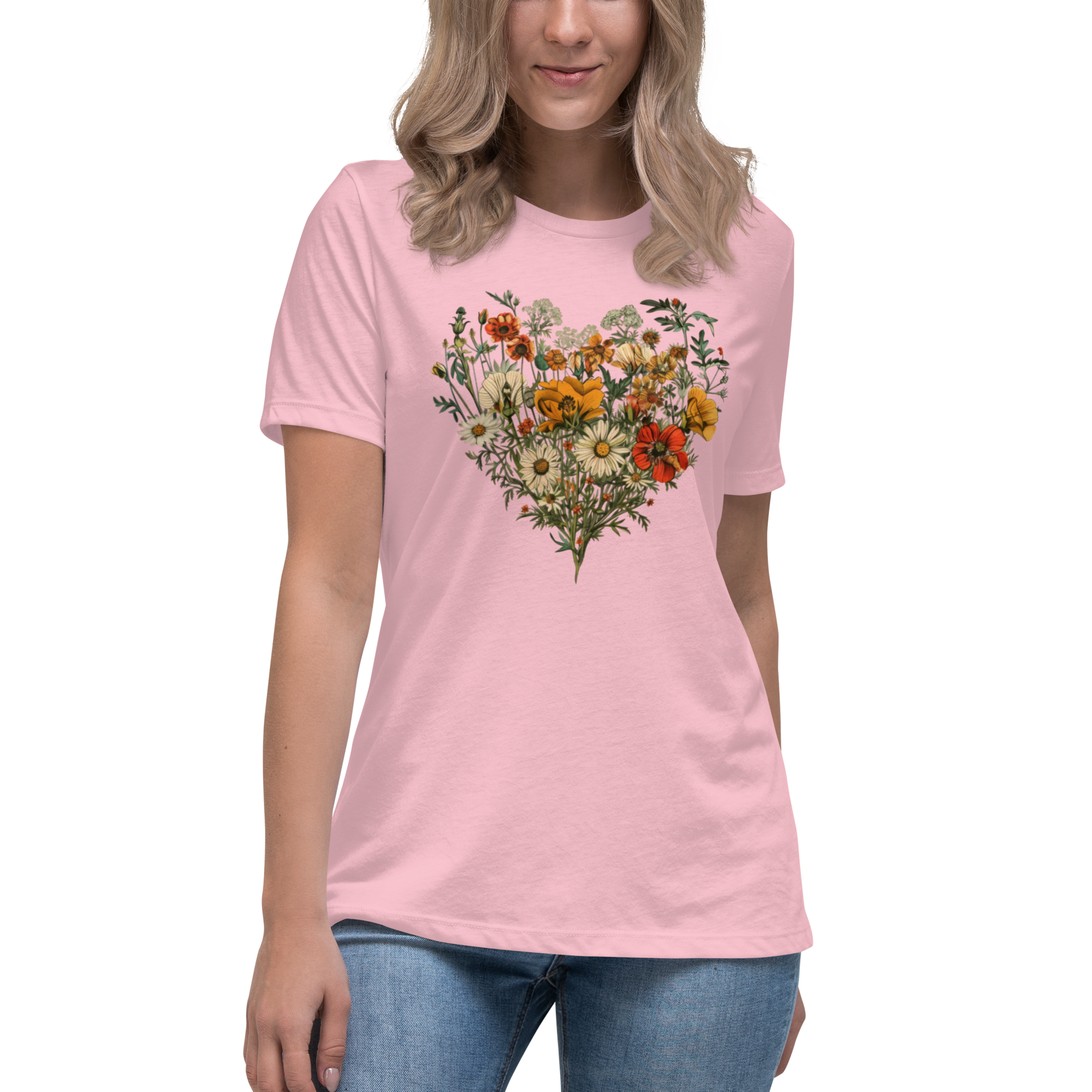 Avslappnad dam-t-shirt i rosa färg med handritade vildblommor formade som ett hjärta.
Women's relaxed fit pink t-shirt with hand-drawn wildflowers arranged in a heart shape.