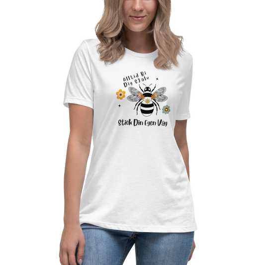 Vit avslappnad t-shirt med en handritad bi och texten "Alltid Bi Dig Själv – Stick Din Egen Väg".
White relaxed t-shirt with a hand-drawn bee and the text "Always Bee Yourself – Go Your Own Way".