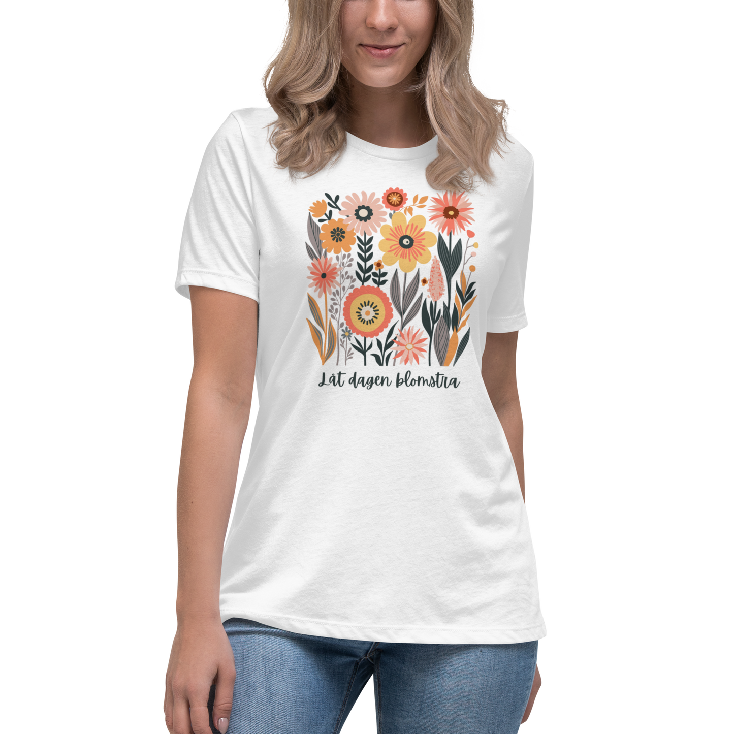 Women's relaxed fit white t-shirt with hand-drawn colorful flowers and the Swedish phrase "Låt dagen blomstra" beneath.
Vit avslappnad dam-t-shirt med handritade färgglada blommor och den svenska texten 'Låt dagen blomstra' under motivet.