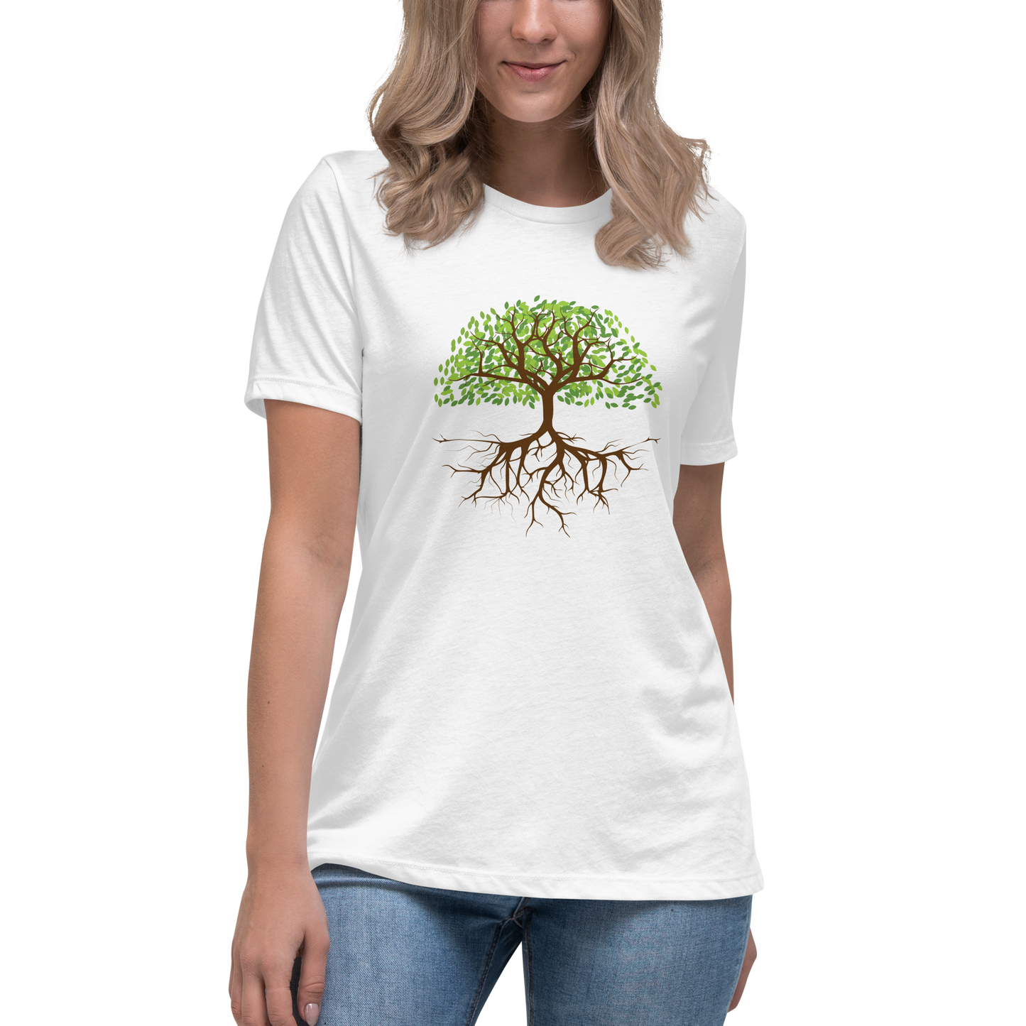 Women's relaxed fit t-shirt in white featuring a hand-drawn tree with green leaves and detailed roots.
Avslappnad dam-t-shirt i vit med ett handritat träd med gröna löv och detaljerade rötter..