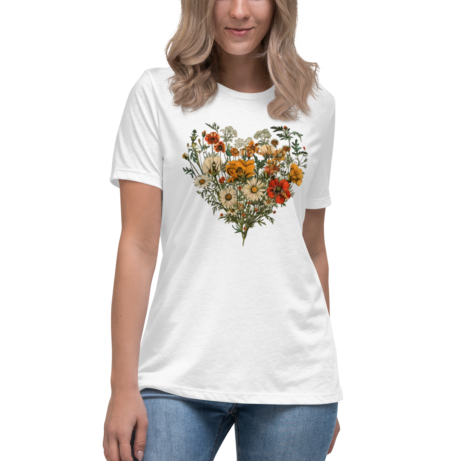 Avslappnad dam-t-shirt i vit färg med handritade vildblommor formade som ett hjärta.
Women's relaxed fit white t-shirt with hand-drawn wildflowers arranged in a heart shape.